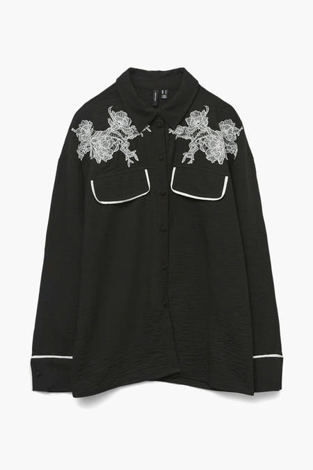 Chemise noire à manches longues de VERO MODA, avec des accents blancs et du broderie à motif floral.