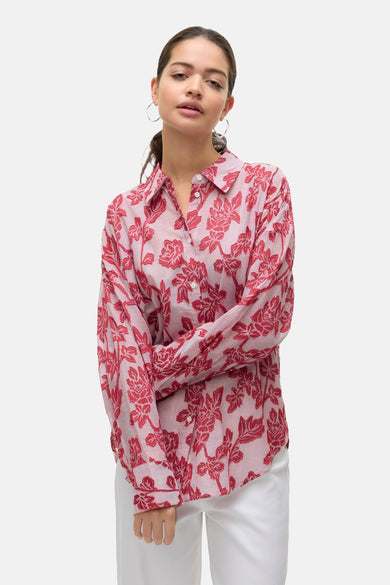 Chemise rouge à manches longues de VERO MODA®, avec un motif floral et des détails rayés.