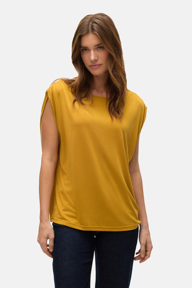 Gele top van VERO MODA, mouwloos model, gedragen met donkerblauwe jeans.