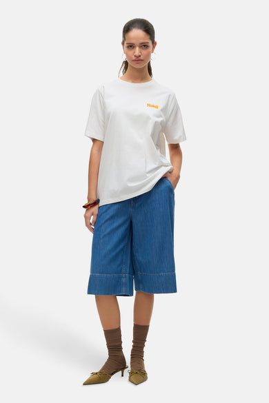 Wit T-shirt van VERO MODA®, met korte mouwen en een kleine gele tekstprint.
