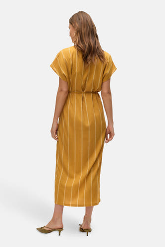Geel kleedje met korte mouwen van VERO MODA, met verticale strepen en een ceintuur in de taille.

