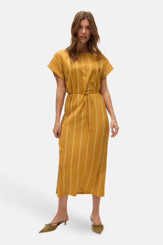 Geel kleedje met korte mouwen van Vero Moda met verticale strepen en ceintuur.