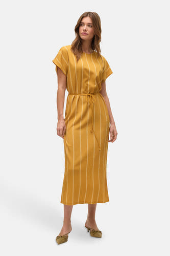 Geel kleedje met korte mouwen van Vero Moda, met vertikale strepen en ceintuur.