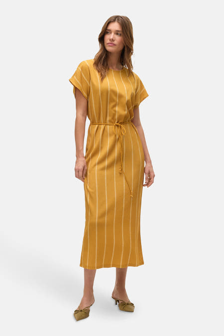 Geel kleedje met korte mouwen van Vero Moda, met vertikale strepen en ceintuur.