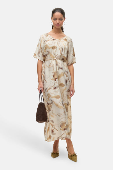 Beige kleedje met korte mouwen van VERO MODA®, met een crème- en bruin patroon en een losse riem.
