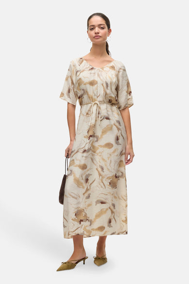 Vêtement beige à manches courtes de VERO MODA, avec un motif abstrait beige et marron, et une ceinture en corde.