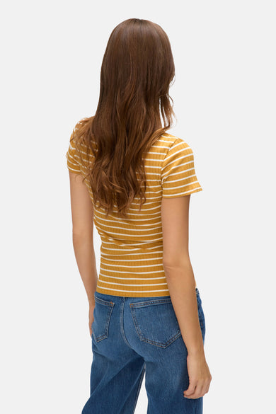 T-shirt ocre jaune à manches courtes de VERO MODA®, avec des rayures horizontales, porté avec des jeans bleus, vu de dos.