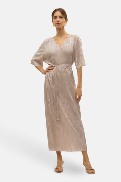 Zilveren kleedje met korte mouwen van VERO MODA, met een plissé textuur en een bijpassende riem.