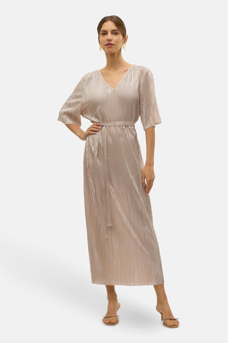 Zilveren kleedje met korte mouwen van VERO MODA, met een plissé textuur en een bijpassende riem.
