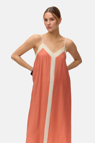 Oranje kleedje van VERO MODA® met witte V-hals, verticale baan en spaghettibandjes.
