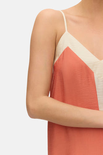 Mouwloos oranje kleedje van VERO MODA met crèmekleurige geometrische panelen en spaghetti bandjes.