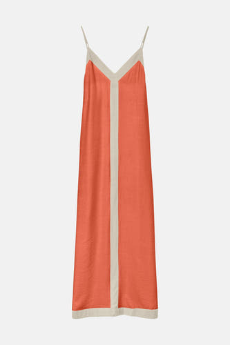 Oranje mouwloos kleedje van VERO MODA® met beige V-halsbies, verticale strook en zoom, en spaghettibandjes.