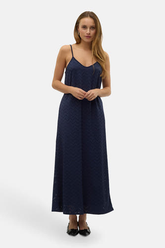 Donkerblauwe mouwloze jurk van VERO MODA met een subtiel zigzagpatroon en een lange, vloeiende rok.
