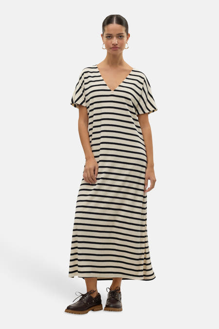 Wit kleedje met korte mouwen van VERO MODA®, met een gestreept patroon en een V-hals.