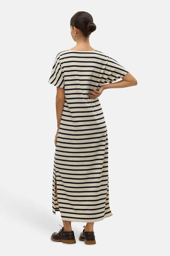 Wit kleedje met korte mouwen van VERO MODA, met een gestreept patroon en zijsplit, gezien van achteren.
