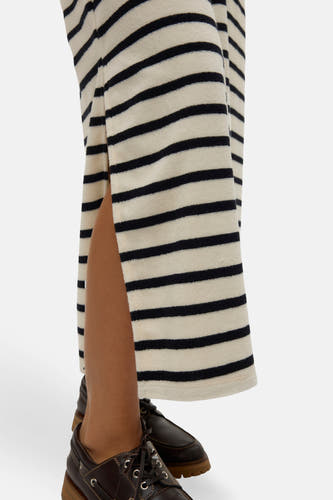 Gestreept kort mouwen jurkje van VERO MODA®, met een split aan de zijkant, gedragen met bruine schoenen.