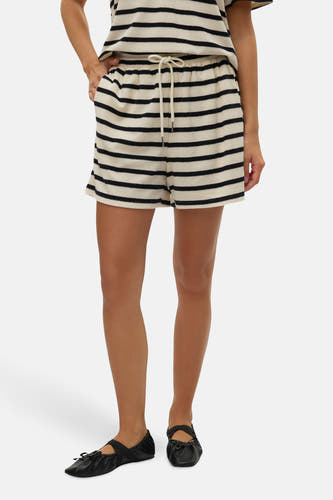 Crème court de VERO MODA, avec des rayures horizontales noires et une ceinture à la taille.