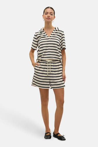 Ecru short van VERO MODA, met zwarte horizontale strepen en een trekkoord in de taille.
