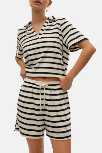 Crème court de VERO MODA, rayé avec une ceinture à cordon.