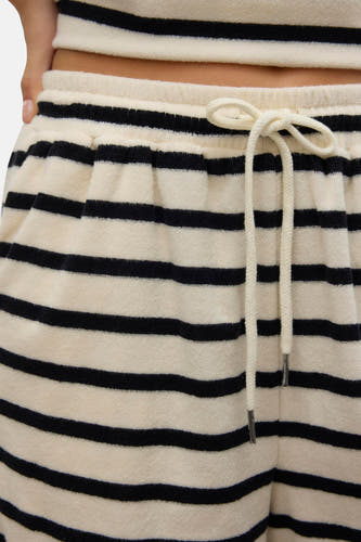 Crème court de VERO MODA, avec un motif à rayures et une ceinture à la taille.