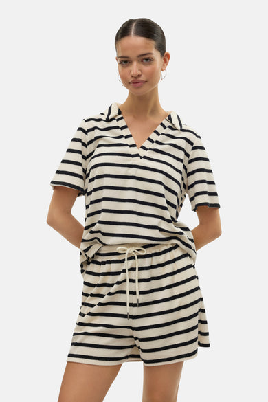Wit T-shirt met korte mouwen van VERO MODA®, met een zwart gestreept patroon en V-hals.