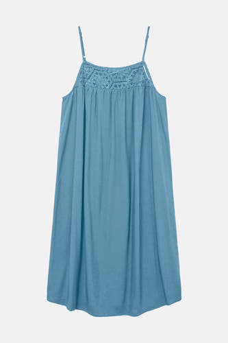 Blauwe mouwloze jurk van VERO MODA®, met kanten details aan de bovenkant.
