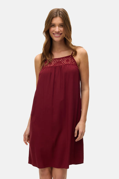 Bordeaux kleedje van VERO MODA® met kant details rond de halslijn, losse pasvorm.
