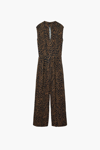 Bruine jumpsuit van VERO MODA met een opvallend zigzagpatroon en een plissé textuur.
