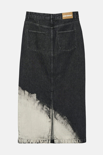 Zwarte denim lange rok van SOMETHINGNEW, met een gebleekt effect aan de onderkant en achterzakken.
