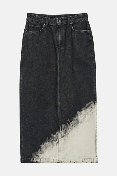 Lange zwarte denim rok van VERO MODA met een gebleekte onderkant en klassieke vijfzakkenstyling.