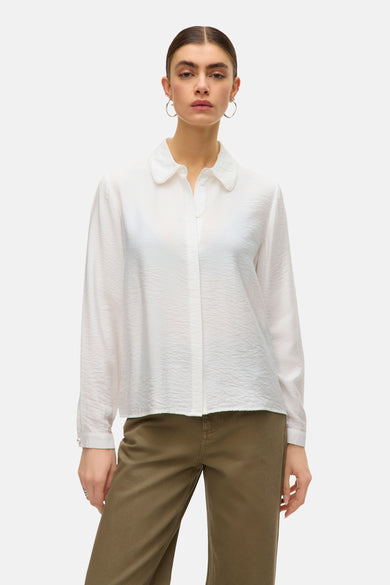 Witte blouse met lange mouwen van VERO MODA®, met parelmoer details op de kraag en manchetten.
