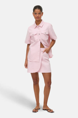 Roze korte rok van VERO MODA, met een overslagdetail en een zichtbare zak.