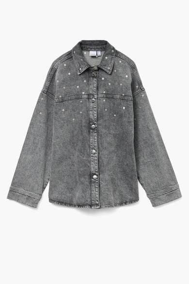 Grijs jeanshemd van VERO MODA, afgewerkt met zilverkleurige studs en een knoopsluiting.