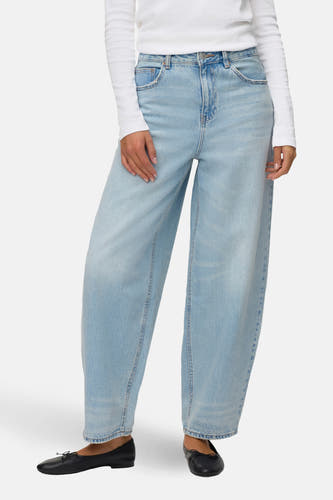 Jean en denim bleu clair de VERO MODA, vus de dos, avec jambes larges et ballerines noires.