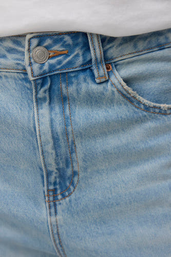 Jean en denim bleu clair coupe spéciale de Vero Moda, avec un délavage vintage et des surpiqûres contrastées.