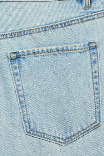 Jean en denim bleu clair coupe spéciale de Vero Moda, avec un gros plan de la poche arrière et des coutures.