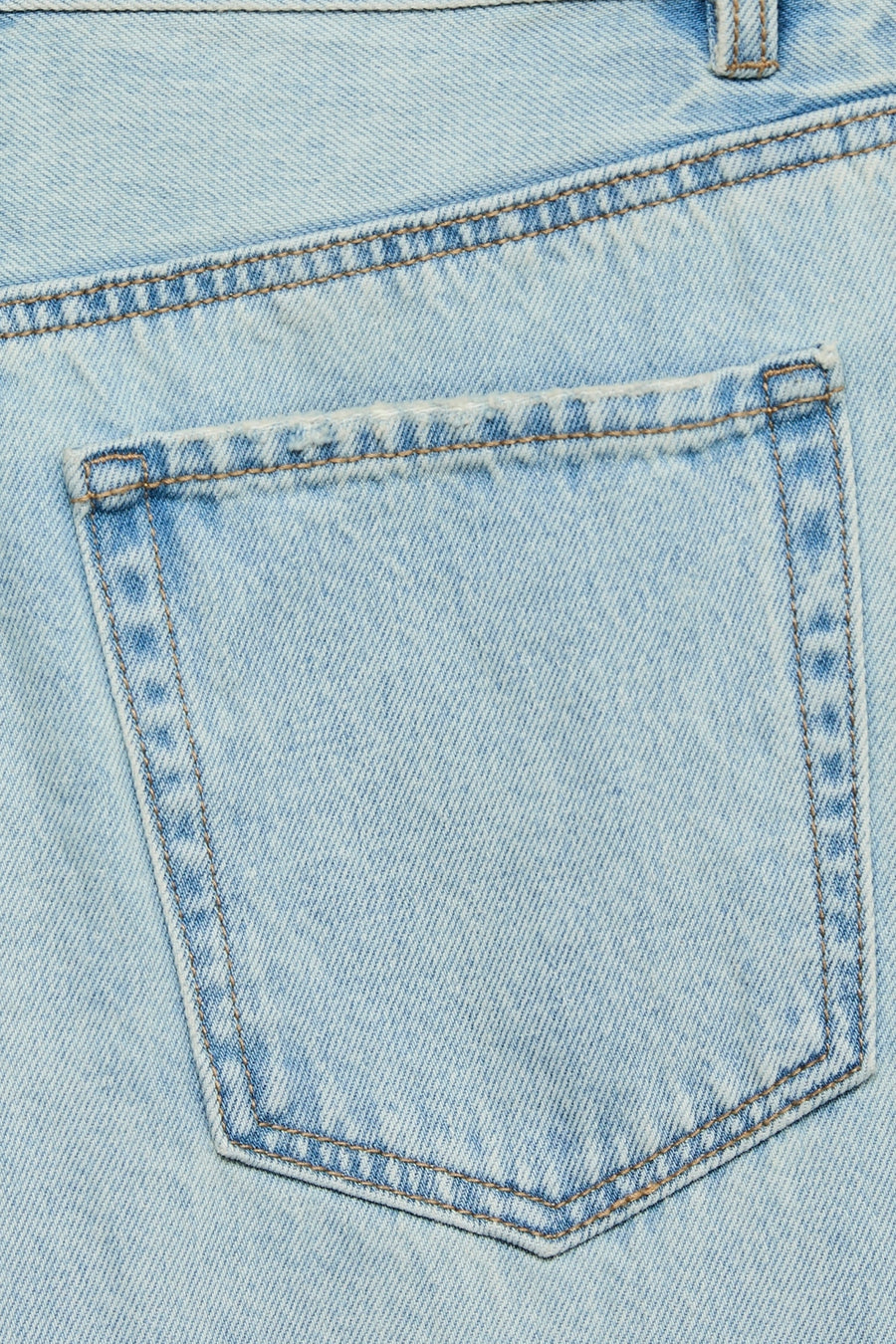 Jean en denim bleu clair coupe spéciale de Vero Moda, avec un gros plan de la poche arrière et des coutures.