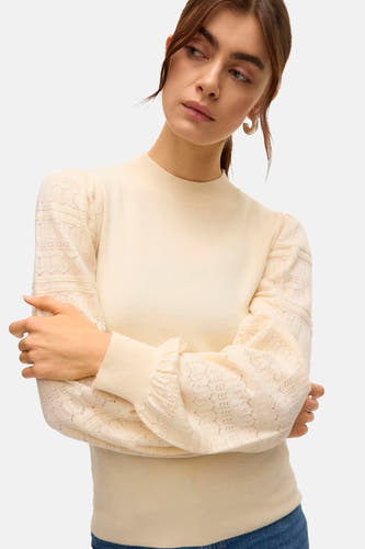 T-shirt écru avec col rond de VERO MODA, avec des manches longues à motif ajouré.