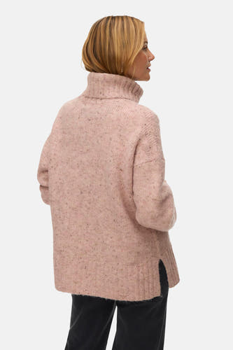 Roze coltrui van VERO MODA, met lange mouwen en spikkeltextuur, gedragen met een donkere broek.