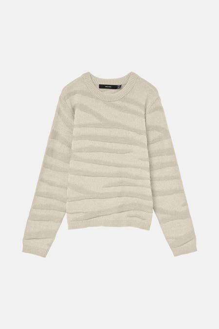 Ecrukleurige trui met ronde hals van VERO MODA, met een geweven textuur in horizontale lijnen.
