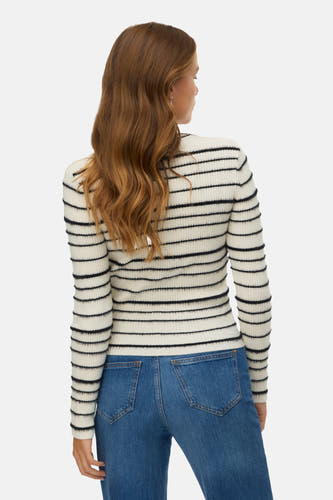 Pull-over blanc avec col rond de Vero Moda, à rayures noires, vu par derrière.