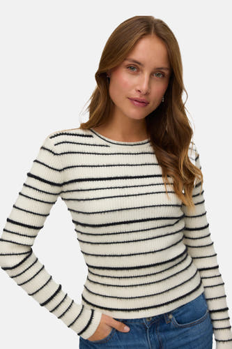 Pull-over blanc à col rond de VERO MODA, rayé et manches longues, associé à un jean bleu.