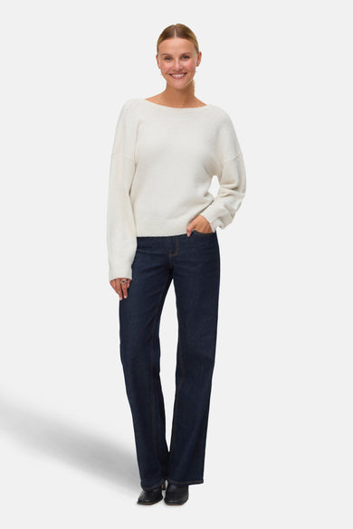 Pull rond col en beige VERO MODA, avec des manches longues, associé à des jeans foncés.