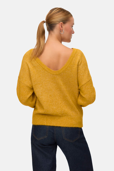 Sweat-shirt à col rond de VERO MODA, vue arrière, associé à des jeans foncés et des boucles d'oreilles argentées.