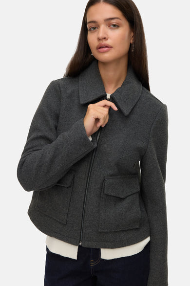 Grijs jasje van VERO MODA met ritssluiting, korte lengte en opgestikte zakken.