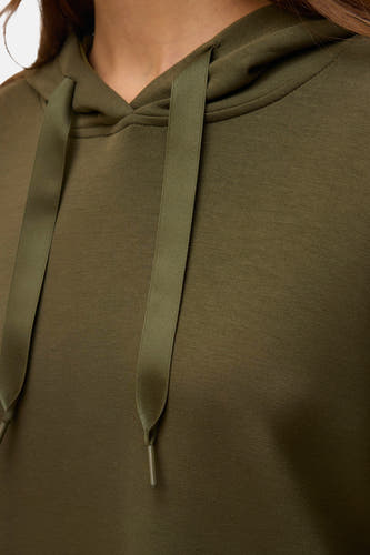 Pull-over vert vert V cap deEROAA, avec une c et et détails de la tissu.