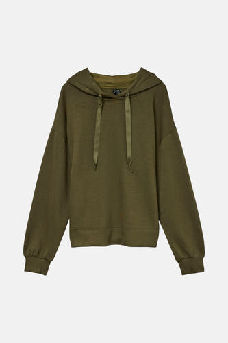 Pull-over vert de VERO MODAA avec cap, et des man long longues un design simple.