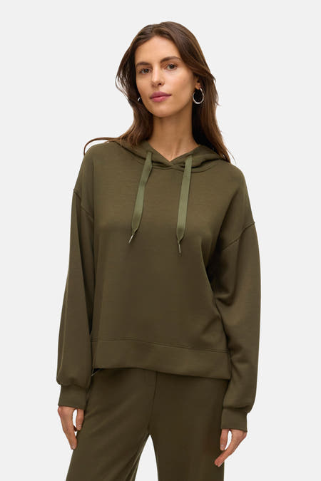 Pull-over vert de VERO MODA MOD, cap avec des desords et une pantalons coordonnés.