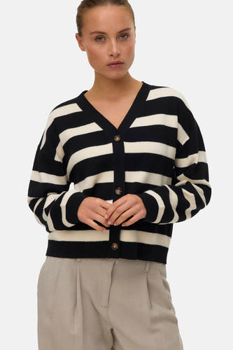 Veste multicolore de VERO MODA, avec un design à rayures et portée avec un pantalon crème et des sandales.