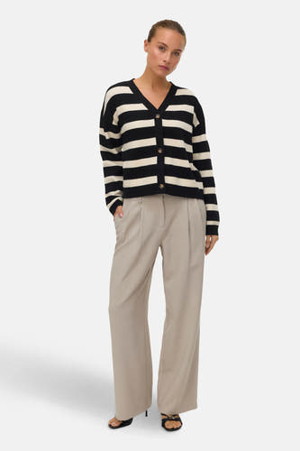 Veelkleurig vest van VERO MODA, met een gestreept ontwerp en gedragen met een crèmekleurige pantalon en sandalen.
